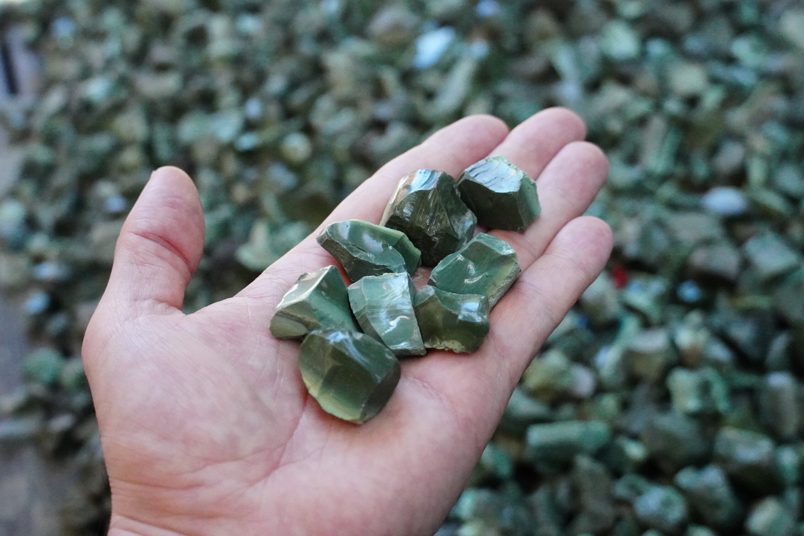 Grys mineralny Aura Green z bliska – naturalny zielony kolor kamienia