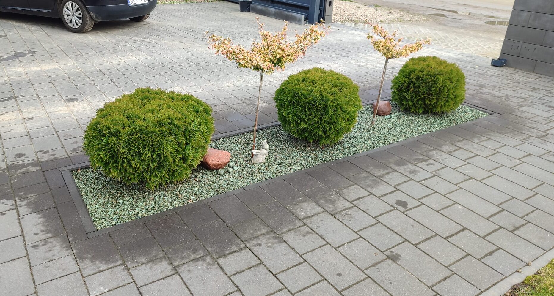 Realizacja Aura Green – donice i pas przy elewacji z grysem mineralnym